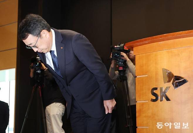 유영상 SK텔레콤 사장 등 임원들이 25일 서울 중구 을지로 SKT타워 수펙스홀에서 열린 기자간담회에서 USIM해킹 사태와 관련해 사과하고 있다. 신원건 기자 laputa@donga.com