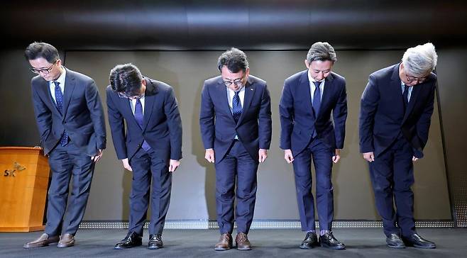 유영상(가운데) SK텔레콤 사장을 비롯한 임원들이 25일 오전 서울 중구 SK텔레콤 T타워에서 유심 해킹 피해 사태 관련 언론설명회를 열고 고개숙여 사과를 하고 있다. 2025.04.25. 뉴시스