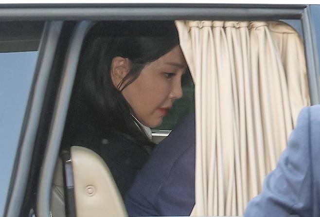 윤석열 전 대통령의 부인 김건희 씨가 헌법재판소 파면 선고 후 7일 만인 11일 오후 서울 용산구 한남동 관저를 떠나고 있다. 사진공동취재단