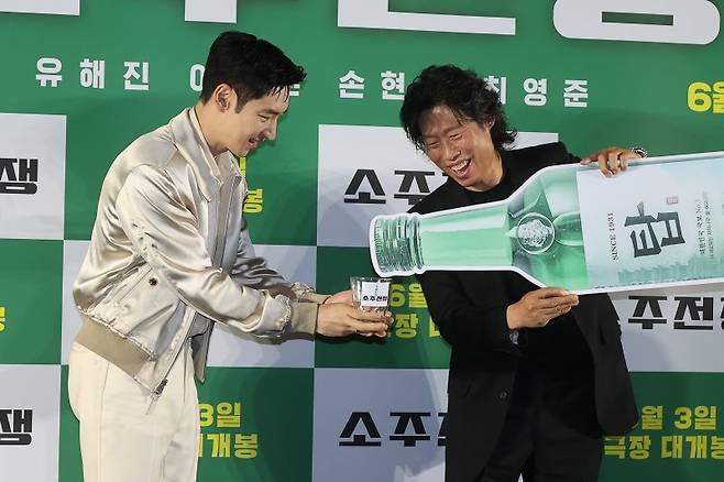 배우 이제훈과 유해진이 24일 서울 강남구 코엑스 메가박스에서 열린 영화 '소주전쟁' 제작발표회에서 포즈를 취하고 있다. 연합뉴스