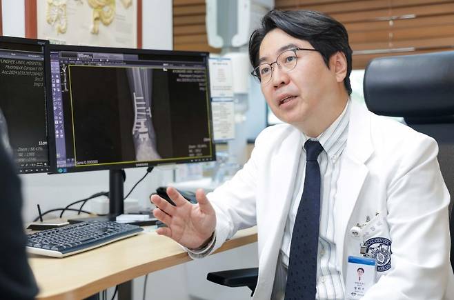 정비오 경희대병원 정형외과 교수가 24일 서울 동대문구 경희대병원에서 발목 관절염의 예방법에 대해 설명하고 있다. 경희대병원 제공