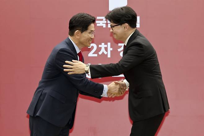 제21대 대통령 선거 국민의힘 경선 후보가 23일 오후 서울 여의도 국민의힘 중앙당사에서 열린 2차 경선토론회 미디어데이에서 한동훈 후보를 맞수토론 상대로 지목한 뒤 포옹하고 있다. 2025.04.23. /사진=뉴시스