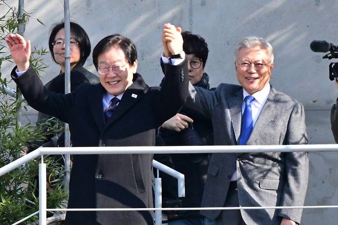 지난 1월 30일 당시 이재명 더불어민주당 대표가 경남 양산시 평산마을 대통령 사저를 찾아 문재인 전 대통령과 지지자들을 향해 손을 들어 보이고 있다. 사진=뉴시스