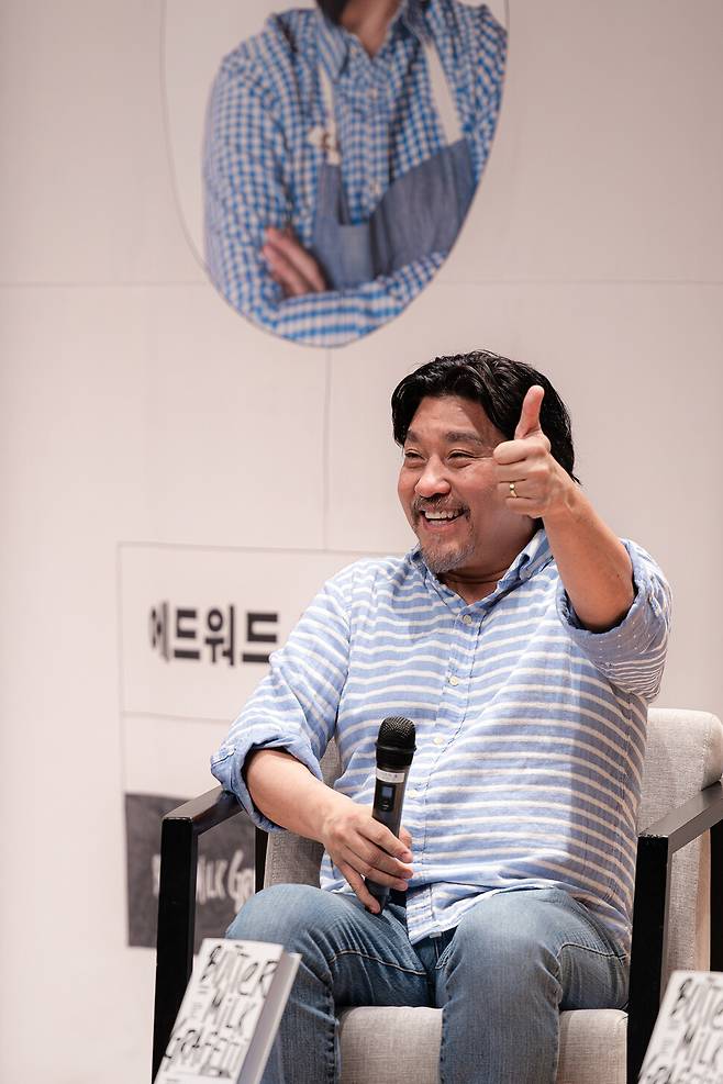 엄지손가락을 들어 보이며 청중에 답하는 에드워드 리 셰프. 위즈덤하우스 제공