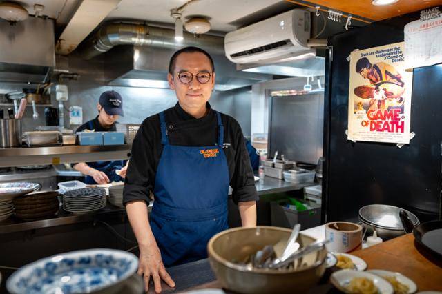 '플레이버타운'의 주방을 책임지는 이태규 셰프. 창의적이고 혁신적인 메뉴 개발에 힘쓰는 그는 "메뉴 변동성이 굉장히 많은 레스토랑"을 추구한다.