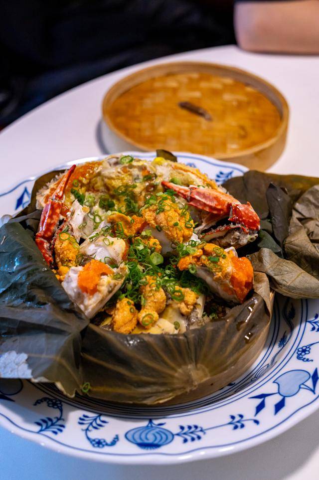 서울 성동구 성수동의 식당 '플레이버타운'의 꽃게 우니 연잎밥.