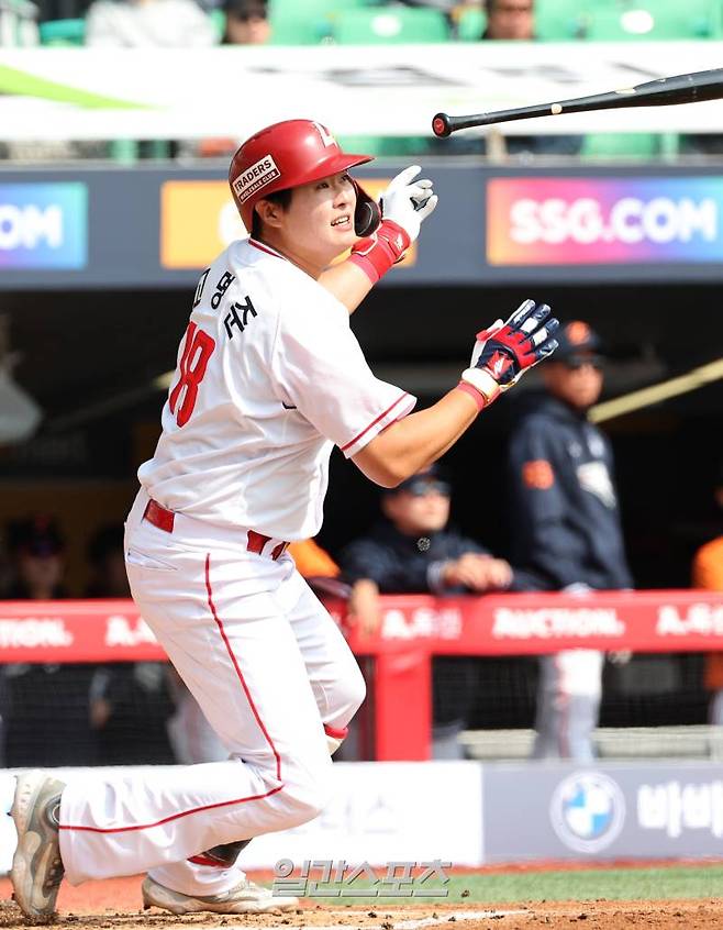 11일 오후 인천SSG랜더스필드에서 열린 2025 KB0리그 SSG 랜더스와 한화 이글스의 프로야구 시범경기에서 2회말 1사 2루 고명준이 안타를 치고 있다. 인천=김민규 기자 /2025.03.11/