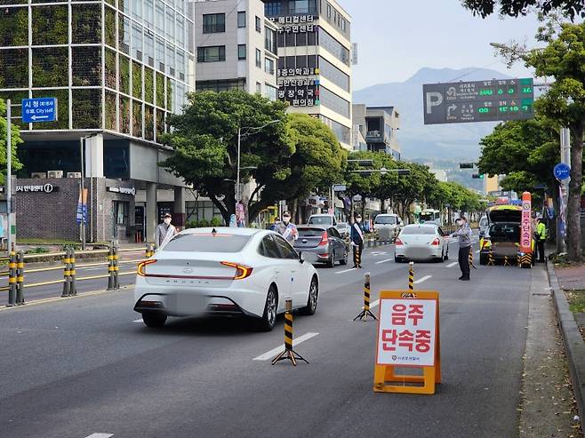 오늘(25일) 아침 서귀포 1호광장 일대에서 이뤄진 음주운전 단속 현장. (서귀포경찰서 제공)