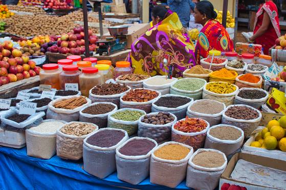 향신료 시장. 그 쓰임이 짐작이 안 될 만큼 향신료의 종류가 많다.