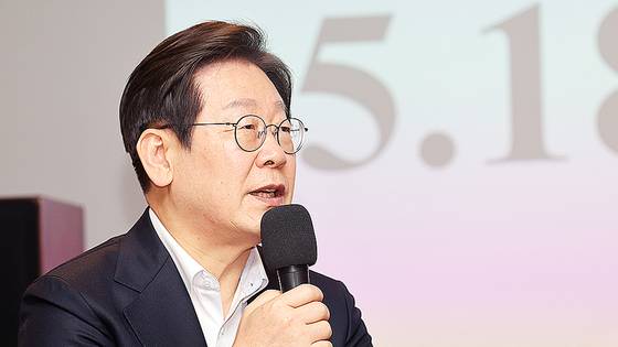 이재명 더불어민주당 대선 경선 후보가 24일 광주 전일빌딩245에서 열린 민주주의 간담회에서 인사말을 하고 있다. 뉴스1