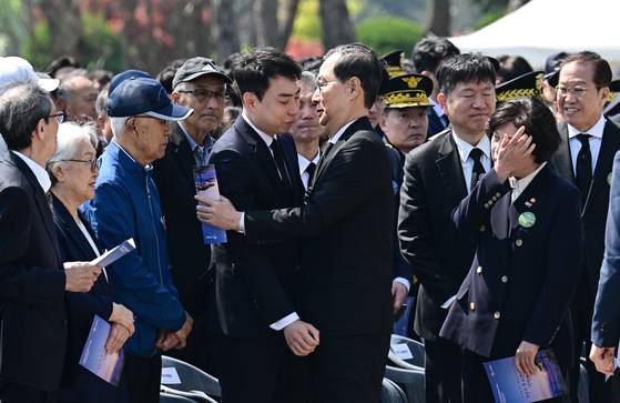 한덕수 대통령 권한대행 국무총리가 25일 국립대전현충원에서 열린 '제2회 순직의무군경의 날 기념식'을 마친 뒤 유족인 故 이충주일병의 동생 이화주님을 위로하고 있다. 대통령실사진기자단