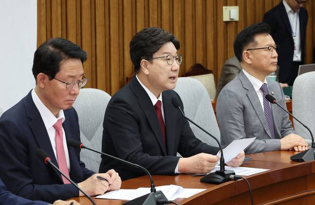 ▲ 국민의힘 권성동 원내대표(가운데)가 25일 국회에서 열린 원내대책회의에서 발언하고 있다. 2025.4.25 연합뉴스