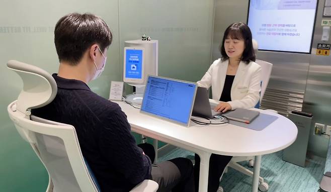 삼성E&A 직원이 웰핏라운지 전문 코치와 일대일 상담하고 있다. 삼성웰스토리 제공