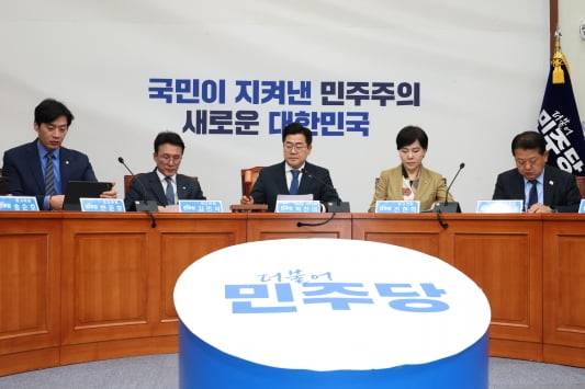 박찬대 더불어민주당 대표 직무대행 겸 원내대표가 25일 당 최고위원회의를 주재하고 있다. / 사진=뉴스1