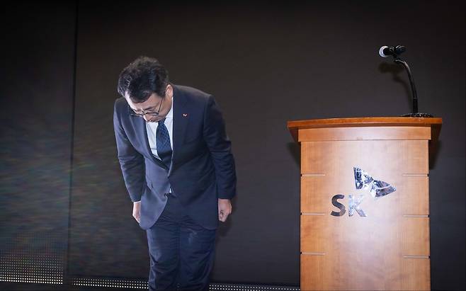 SK Telecom CEO Ryu Young-sang bows in apology over the recent hacking incident during a press conference in Seoul on Friday. (SK Telecom)