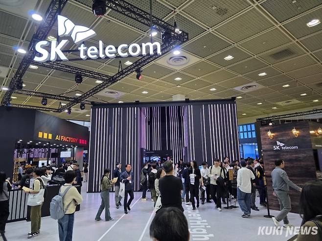 2025 월드IT쇼에서 관람객들이 SK텔레콤 전시관에 입장하고 있다. 정우진 기자