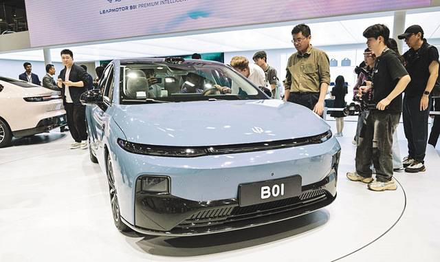 관람객이 중국 신생 전기차 업체 립모터의 전기 세단 'B01'을 살펴보고 있다. 이번 모터쇼에서 처음 공개한 중국 내수 전략형 모델이다. 가격은 2000만원대다. 연합뉴스
