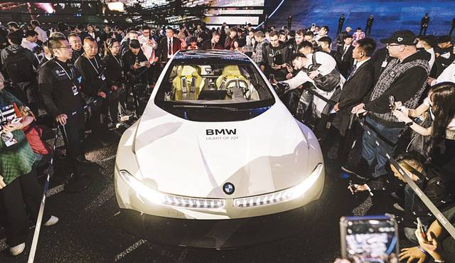 BMW그룹의 고성능 시험 차량 'BMW 비전 드라이빙 익스피리언스' 주변으로 인파가 몰려들고 있다. 향후 출시할 신차의 주행 성능을 극한까지 끌어올리기 위해 특별 제작한 시험용 차량이다. 최대토크는 1만8000Nm에 달한다. 한국자동차기자협회 제공