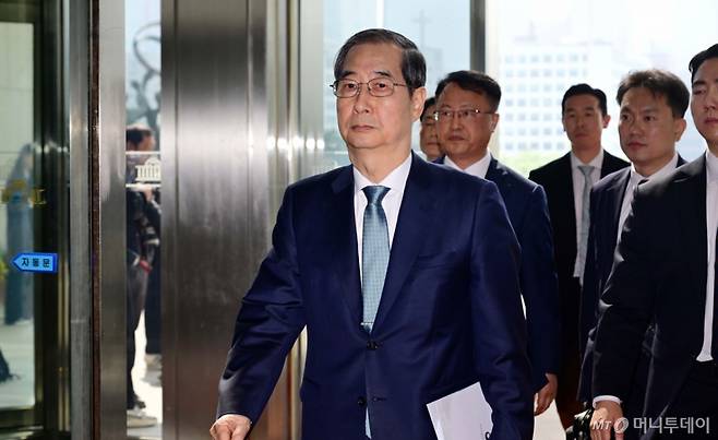 한덕수 대통령 권한대행 국무총리가 24일 오전 본회의에서 추가경정예산안 시정연설을 하기 위해 국회 본청에 도착하고 있다.(공동취재)2025.4.24/사진=뉴스1 /사진=(서울=뉴스1) 이재명 기자