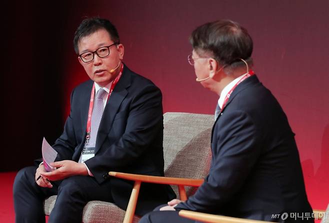 유효상 유니콘경영경제연구원 원장, 이상엽 한국과학기술원 연구부총장이 25일 영등포구 콘래드 서울 호텔에서 머니투데이 주최로 진행된 '2025 키플랫폼' 총회에서 '바이오테크 빅뱅: 대한민국발 혁신이 재편하는 글로벌 바이오 지형도'에 관한 대담을 하고 있다. /사진=김창현