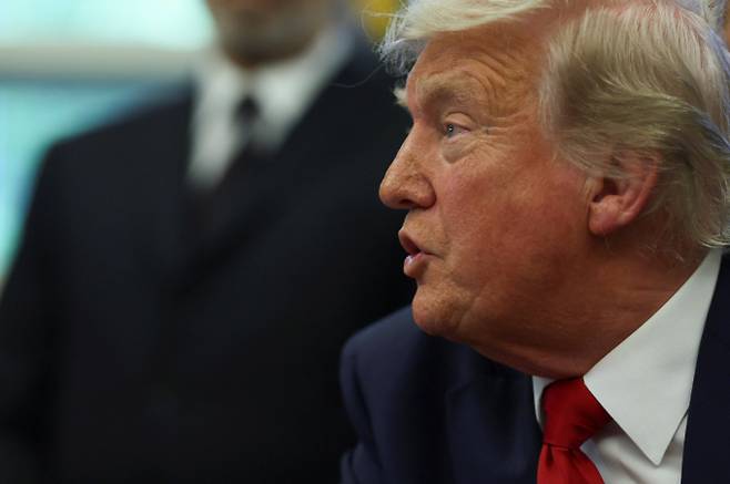 미국증시가 일제히 올랐다. 사진은 도널드 트럼프 미국 대통령이 지난 23일(현지시각) 미국 워싱턴 DC 백악관 집무실에서 행정명령에 서명하는 행사에서 연설하는 모습. /사진=로이터