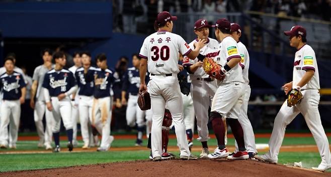 2연패를 당한 키움 히어로즈가 주말 3연전에서 SSG랜더스와 맞대결을 펼친다. 사진은 지난 22일 서울 구로구 고척스카이돔에서 열린 두산 베어스 대 키움 히어로즈의 경기에서 승리한 키움 선수단이 기쁨을 나누는 모습. /사진=뉴시스