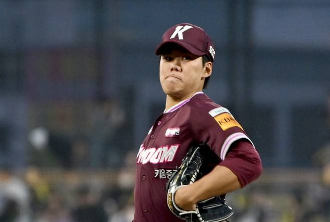 확실한 선발투수가 없는 키움 히어로즈가 4월 심각한 부진에 빠졌다. 사진은 2025시즌 키움 히어로즈에서 활약한 김윤하의 모습. /사진=뉴시스