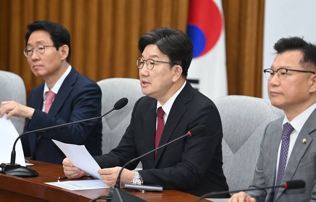 국힘 원내대책회의 권성동(가운데) 국민의힘 원내대표가 25일 오전 국회에서 열린 원내대책회의에서 발언하고 있다. 박윤슬 기자