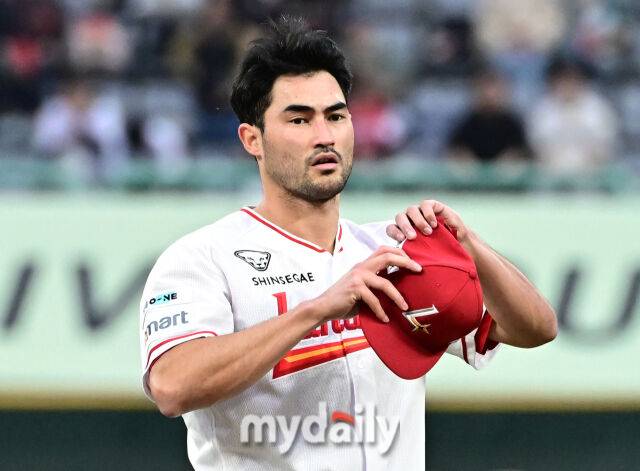 17일 인천 SSG랜더스필드에서 열린 '2025 신한 SOL BANK KBO리그' 한화 이글스와 SSG랜더스 경기. SSG 화이트가 경기 선발투수로 나와 모자를 쓰고 있다./마이데일리