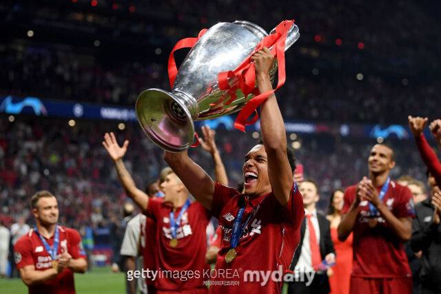 지난 2018-2019시즌, UEFA 챔피언스리그 우승 트로피를 들어올리는 아놀드. /게티이미지코리아