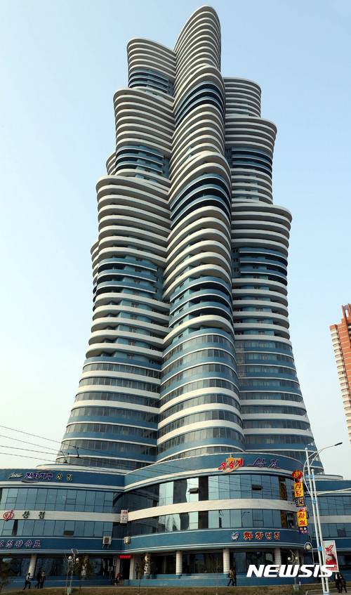 【평양=뉴시스】사진공동취재단 = 4일 북한 평양 미래과학자의 거리에 위치한 아파트 모습. 2017.04.04.photo@newsis.com