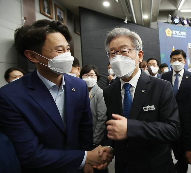 도의원과 도지사로서 만난 황 위원장과 이 전 대표 모습. 황 위원장 측 제공