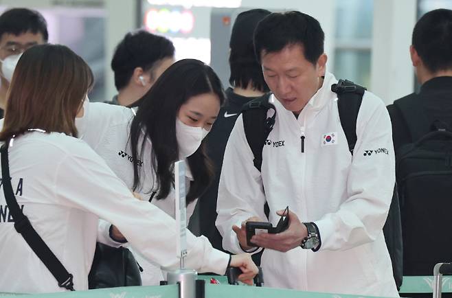 24일 인천국제공항 2터미널에서 배드민턴 국가대표팀 박주봉 감독(오른쪽)과 안세영이 세계혼합단체선수권대회(수디르만컵) 출전을 위해 출국에 앞서 대화하고 있다. 연합뉴스