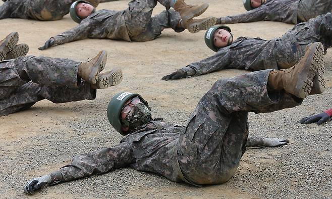 육군 병사들이 유격훈련을 받고 있다. 세계일보 자료사진