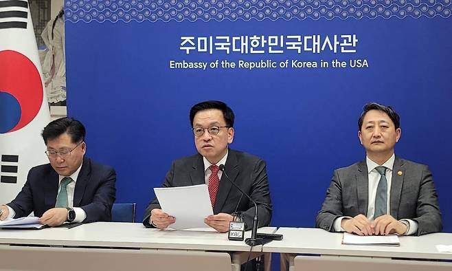 최상목 부총리 겸 기획재정부 장관(가운데)과 안덕근 산업통상자원부 장관(오른쪽)이 24일(현지시간) 미국 워싱턴DC 주미대사관에서 한미 2+2 통상협의 결과를 브리핑하고 있다. 연합뉴스