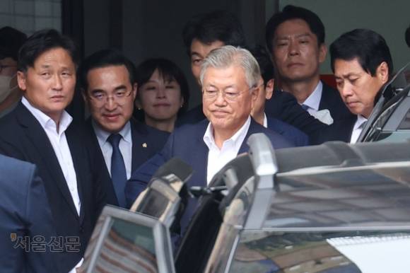 검찰이 24일 문재인 전 대통령을 특정범죄 가중처벌 등에 관한 법률 위반(뇌물) 혐의로 불구속 기소했다. 사진은 2023년 9월 문 전 대통령이 서울 중랑구 녹색병원에 입원 중인 이재명 더불어민주당 대선 경선 후보(당시 민주당 대표)를 만난 뒤 병원에서 나오는 모습. 서울신문 DB