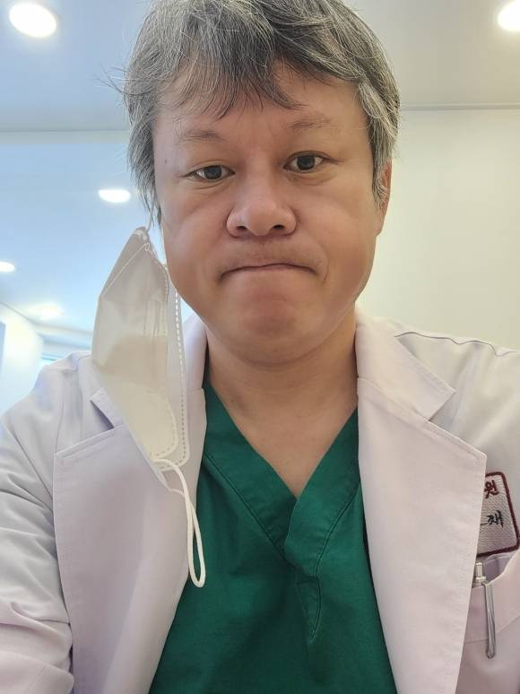 이준채(52) 법무법인 신유 변호사가 2021년 내과 전문의 자격을 따고자 한 병원에서 수련의 과정을 밟던 중 찍은 셀카 사진. 본인 제공