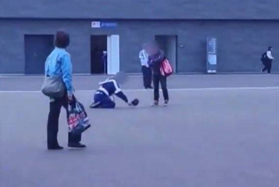 일본 오사카·간사이 만국박람회(오사카 엑스포) 경비원이 한 관람객 앞에서 무릎을 꿇은 채 머리를 숙이고 있다. 엑스(X·옛 트위터) 캡처