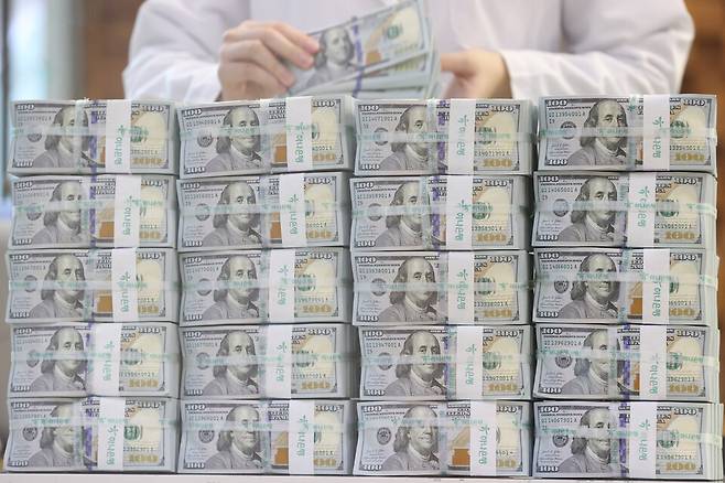 한국은행이 25일 발표한 '1분기 중 외국환은행의 외환거래 동향'에 따르면 이 기간 하루 평균 외환거래액은 727억6000만 달러로 역대 최대치를 경신했다. 사진은 지난 3일 촬영된 100달러 지폐 모습 ⓒ연합뉴스