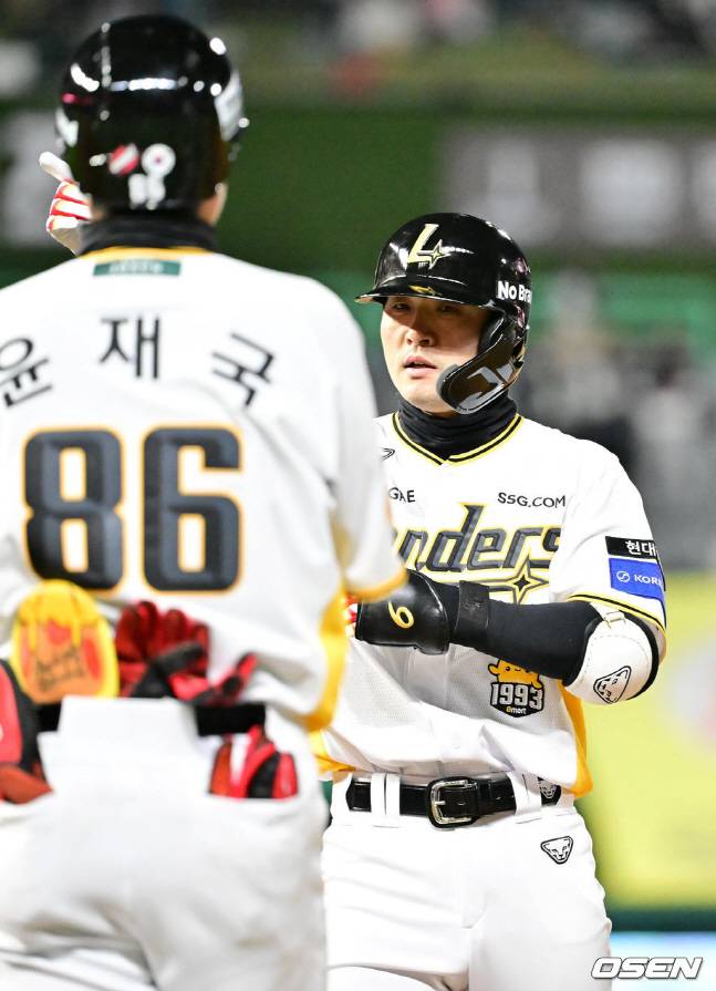 6회말 동점 2타점 적시타를 날린 김성현(오른쪽).