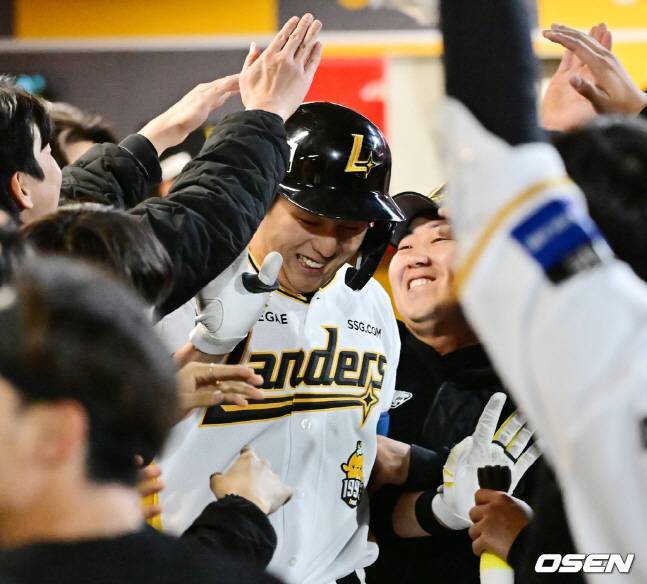 8회말 결승 홈런을 날린 조형우(가운데)가 동료들의 뜨거운 축하를 받고 있다.