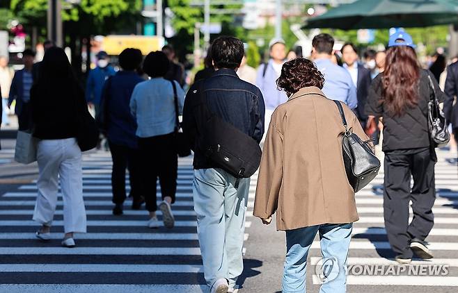 반만 봄 (서울=연합뉴스) 서대연 기자 = 서울 아침 최저기온이 8도까지 떨어지며 쌀쌀한 날씨를 보인 16일 오전 서울 종로구 광화문네거리에서 겉옷을 입은 시민들이 길을 건너고 있다. 2024.5.16 dwise@yna.co.kr