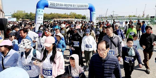 ▲ 26일 인천 동구 삼미보세창고 광장 일원에서 열린 '2025 만석 화수 해안산책로 동구 구민걷기 행사'에 참석한 내외빈들이 힘차게 출발하고 있다. /양진수기자 photosmith@incheonilbo.com