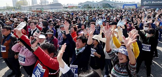 ▲ 26일 인천 동구 삼미보세창고 광장 일원에서 열린 '2025 만석 화수 해안산책로 동구 구민걷기 행사'에 참석한 내외빈들이 힘차게 출발하고 있다. /양진수기자 photosmith@incheonilbo.com