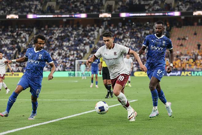 광주FC가 26일(한국시간) 사우디 제다의 킹 압둘라 스포츠 시티에서 열린 2024-2025 ACLE 알힐랄과 8강전에서 0-7로 완패했다. 사진은 이날 경기를 치른 광주와 알힐랄 선수단 모습. /광주FCP 제공