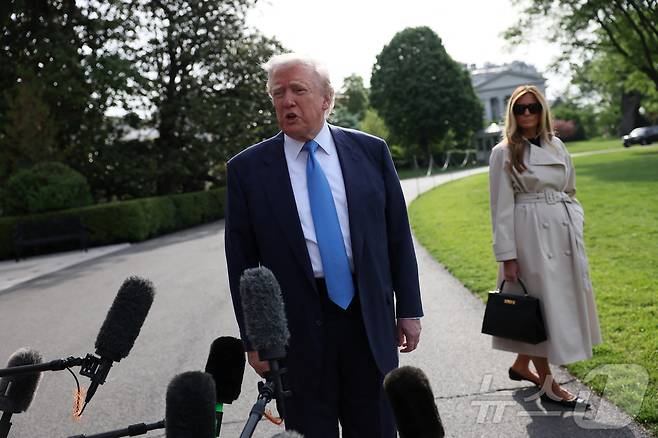 도널드 트럼프 미국 대통령이 25일(현지시간) 미국 워싱턴DC 백악관에서 영부인 멜라니아와 함께 프란치스코 교황의 장례식에 참석하기 위해 이탈리아 로마로 출발하기 전 기자들의 질문에 답하고 있다. ⓒ 로이터=뉴스1 ⓒ News1 류정민 특파원