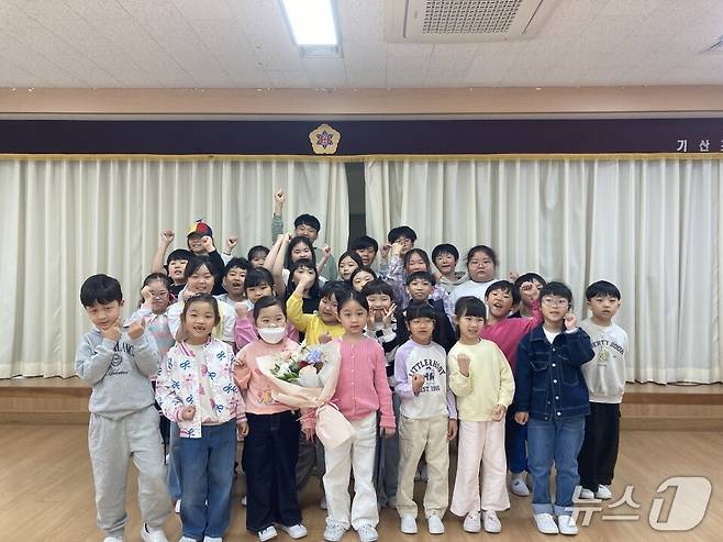 기산초등학교 전교생들이 화이팅을 외치며 기념사진을 찍고 있다.(전남도교육청 제공, 재판매 및 DB 금지)