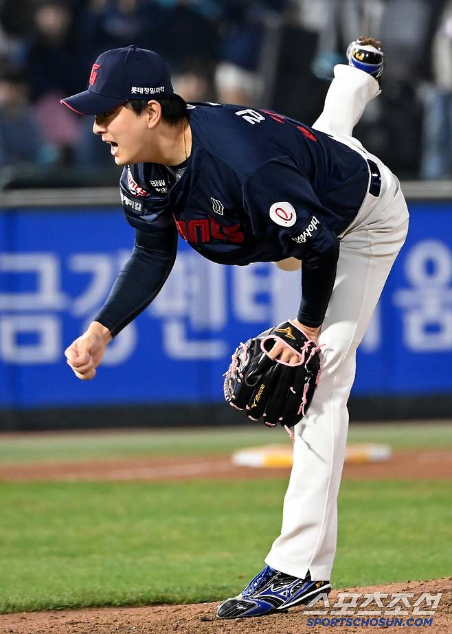 11일 부산 사직구장에서 열린 롯데와 NC의 경기, 롯데 김원중이 역투하고 있다. 부산=허상욱 기자wook@sportschosun.com/2025.04.11/