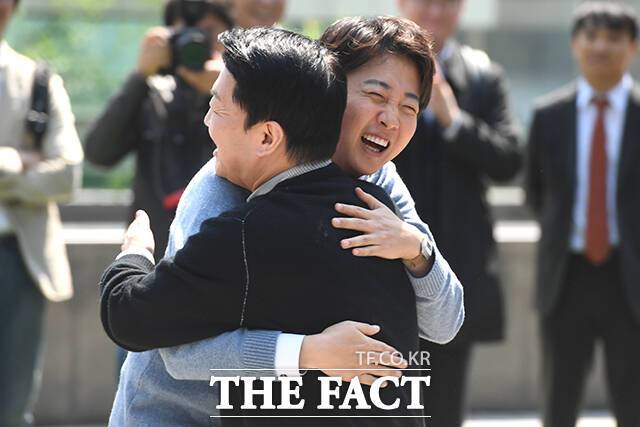 안철수 국민의힘 대선 경선 후보(왼쪽)와 이준석 개혁신당 대선 후보가 25일 오후 경기도 성남시 판교역 앞 광장에서 열린 '미래를 여는 단비토크, Ai 기술패권시대 대한민국 미래를 말하다'에서 만나 포옹하고 있다./판교=장윤석 기자