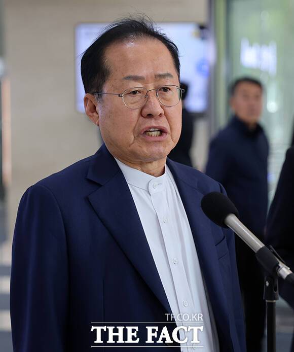 홍준표 국민의힘 대선 경선 후보가 '페미니즘'보다 '패밀리즘'을 주창한 배경을 설명하고 나섰다. 그는 "아내는 자기를 안 만났으면 나는 지금 서울역 지하도에서 노숙자 신세를 면치 못했을 거라고 가끔 놀리고 있다. '폭싹 속았수다'의 양관식-오애순 부부처럼 50년을 살았다"고 설명했다. /국회사진취재단